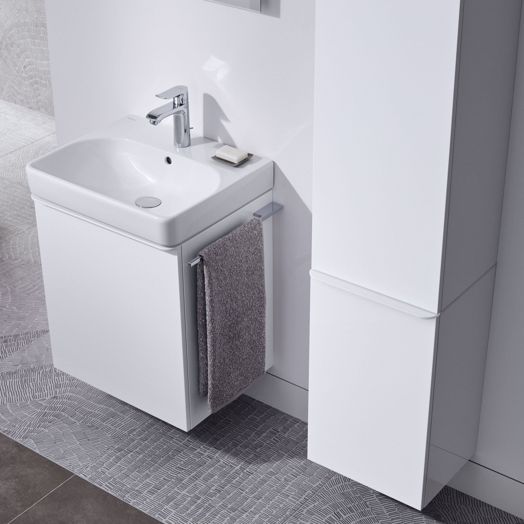 500.256.01.1 Geberit Smyle Square 50 x 41 cm keramični umivalnik z odprtino za armaturo
