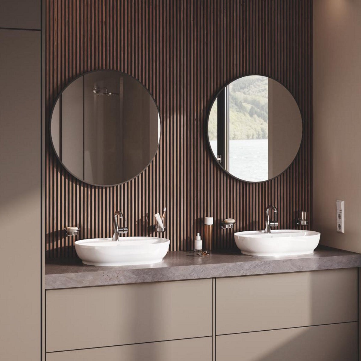 103569SH00 Grohe Essence 60 x 40 cm ovalni nadpultni umivalnik z odprtino za armaturo