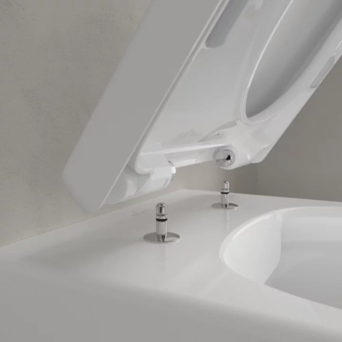 5656HR01 Villeroy & Boch Avento Combi-Pack viseča brezrobna WC školjka z WC desko s počasnim zapiranjem