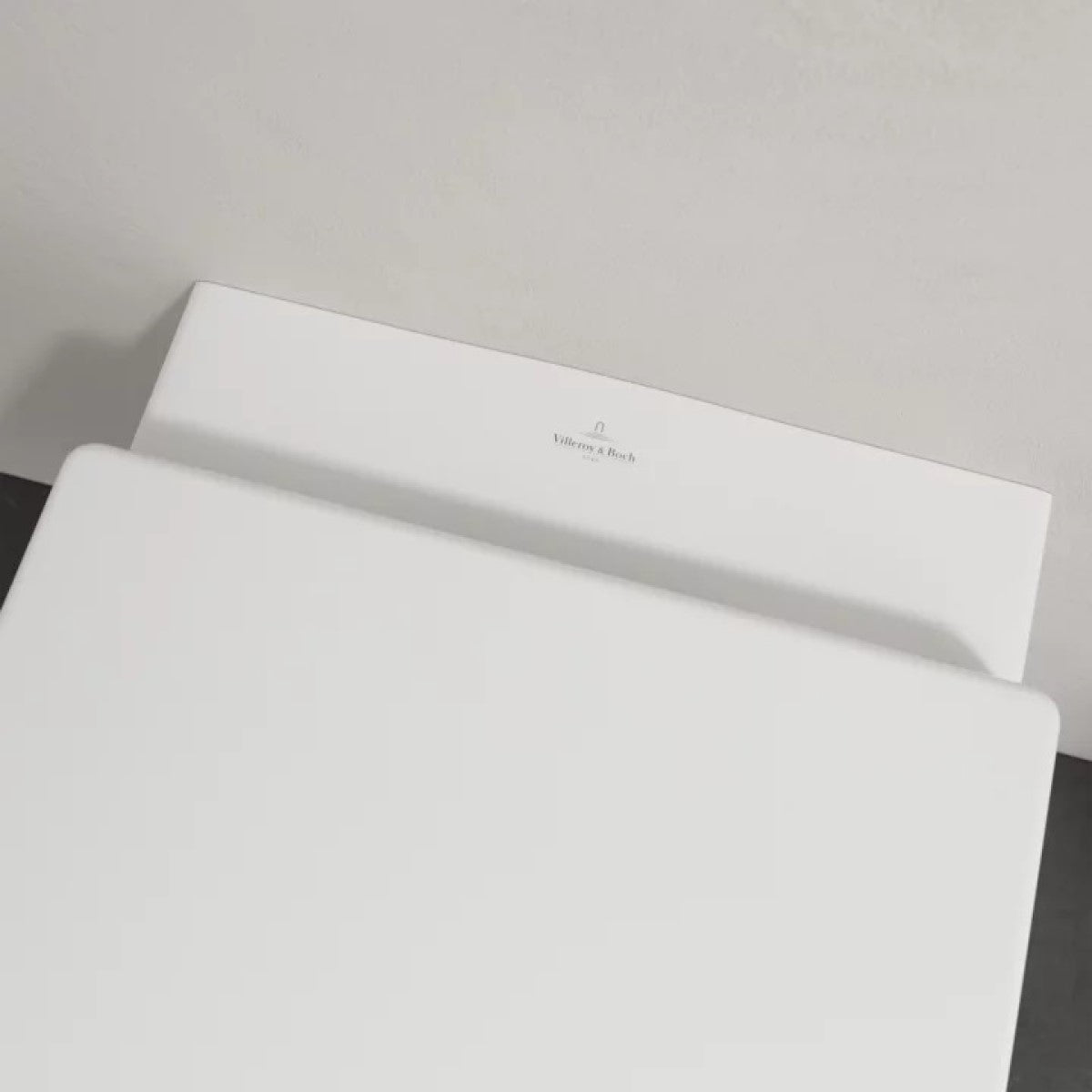 5684HRR1 Villeroy & Boch Architectura Combi-Pack CeramicPlus viseča brezrobna WC školjka z WC desko s počasnim zapiranjem