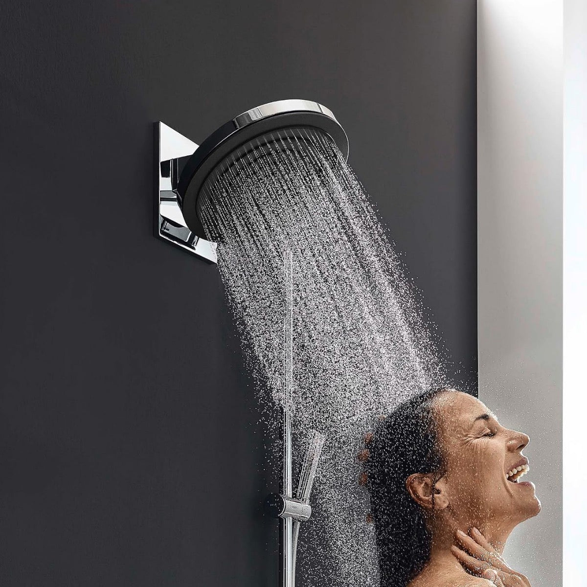 Hansgrohe kromirano držalo nadglavne prhe s okroglo pršno glavo