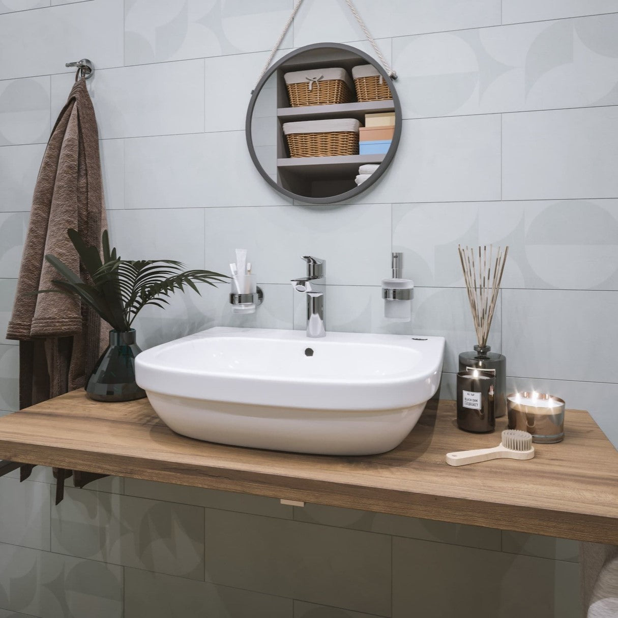 39335000 Grohe Euro Ceramic 60 x 48 cm stenski keramični umivalnik z odprtino za armaturo