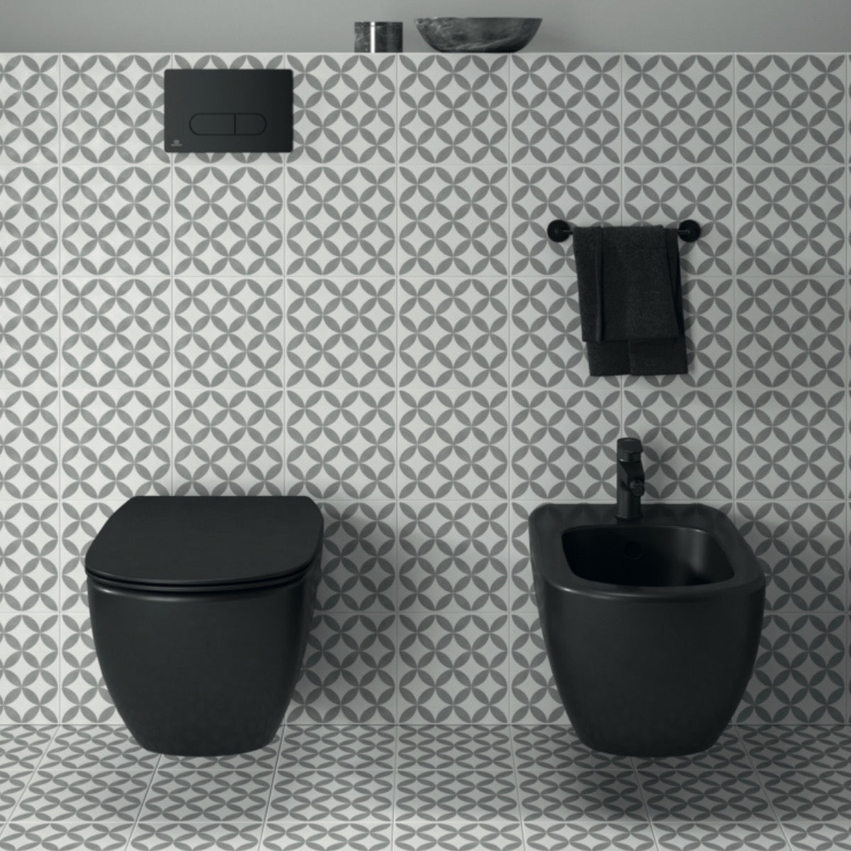 T0079V3 Ideal Standard Tesi AQUABLADE viseča brezrobna WC školjka črna