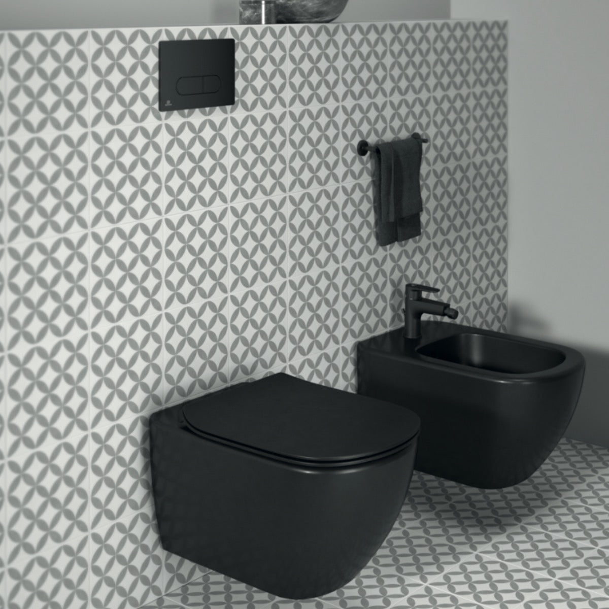 T0079V3 Ideal Standard Tesi AQUABLADE viseča brezrobna WC školjka črna