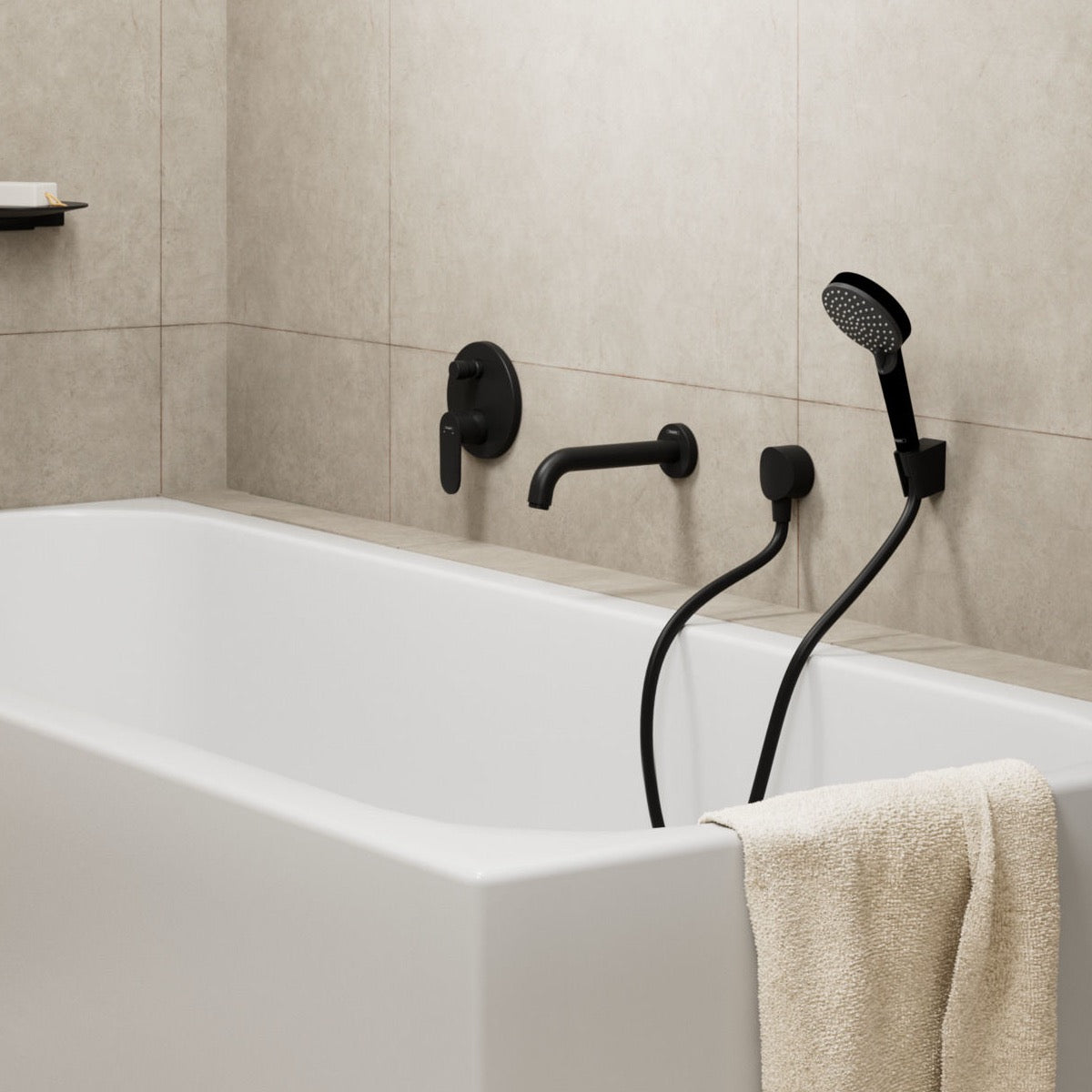 Hansgrohe Vernis Blend stenski komplet za kad: mat črn izliv in ročna prha