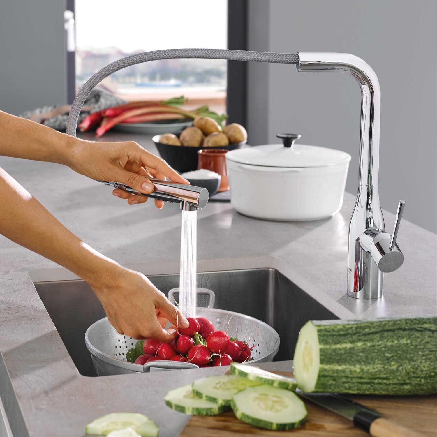Kuhinjska armatura 30270000 Grohe Essence New vrtljiva izvlečna kuhinjska armatura | KOPALNICA-ONLINE.SI