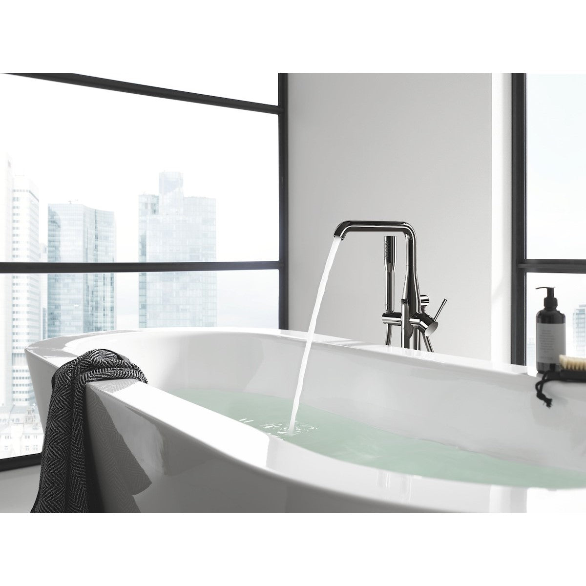 Grohe Essence New samostoječa armatura za kad s tuš setom