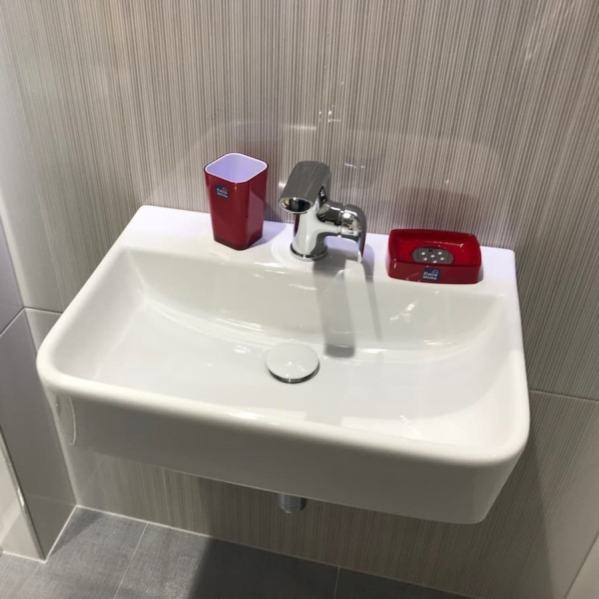 HA5540 Glacera Havana 55 x 40 cm pravokotni stenski keramični umivalnik z odprtino za armaturo