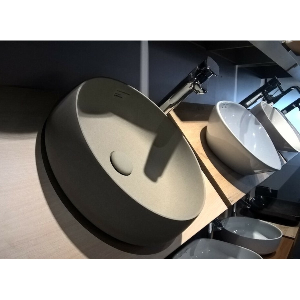 LA4412LG Triomini Lapis 44 x 44 cm okrogli kamniti nadpultni umivalnik