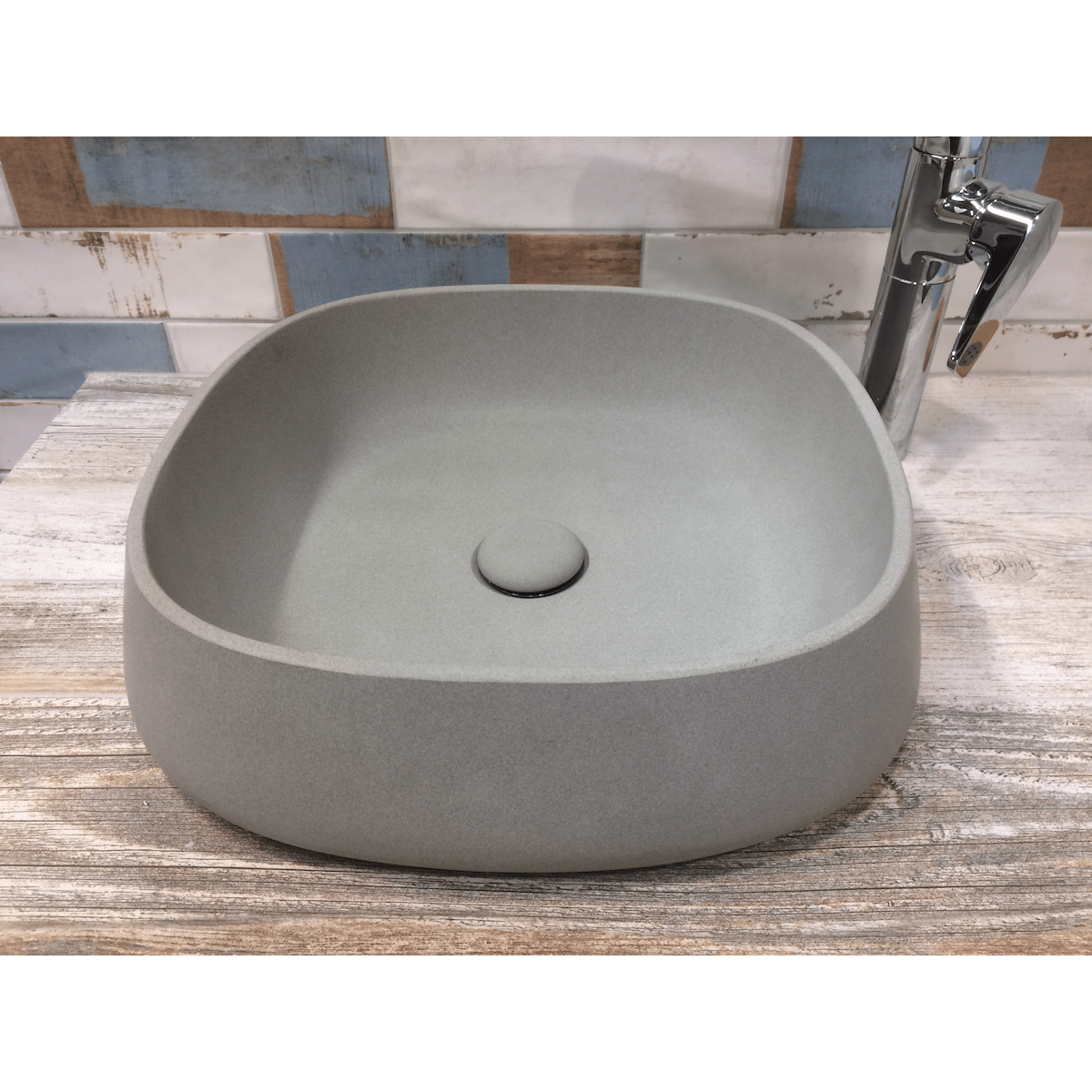 LA4444LG Triomini Lapis 44 x 44 cm kvadratni kamniti napultni umivalnik