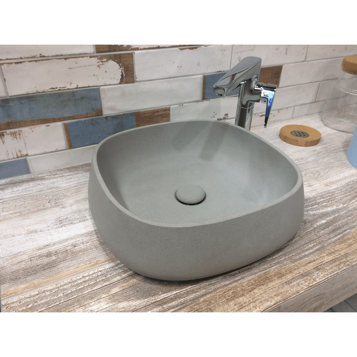 LA4444LG Triomini Lapis 44 x 44 cm kvadratni kamniti napultni umivalnik