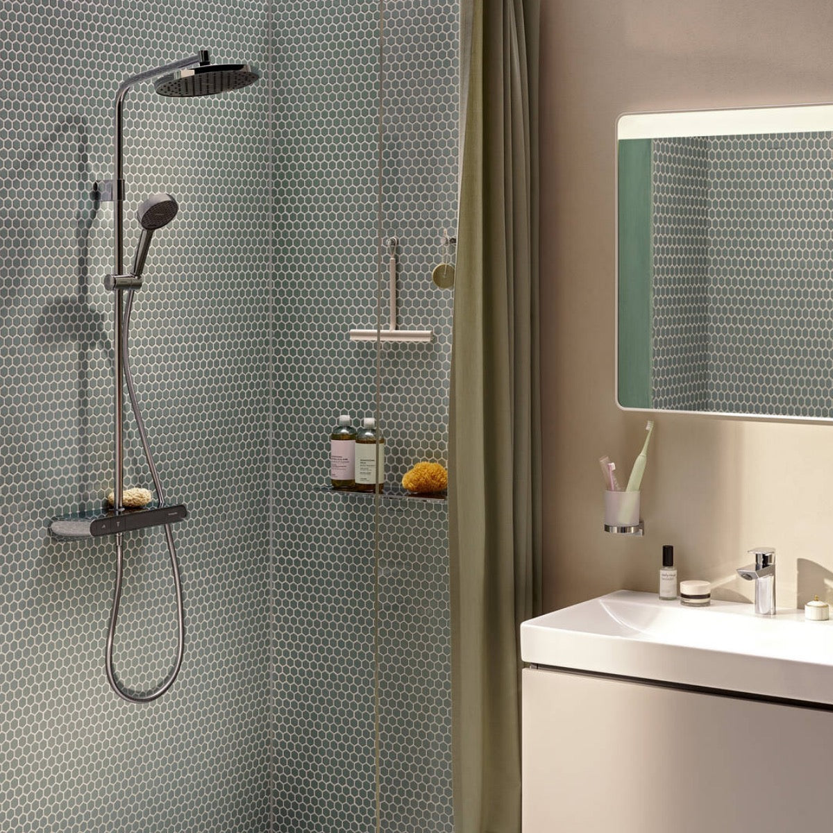 28638000 Hansgrohe Activera S 240 1jet EcoSmart stenska termostatska armatura s tuš setom