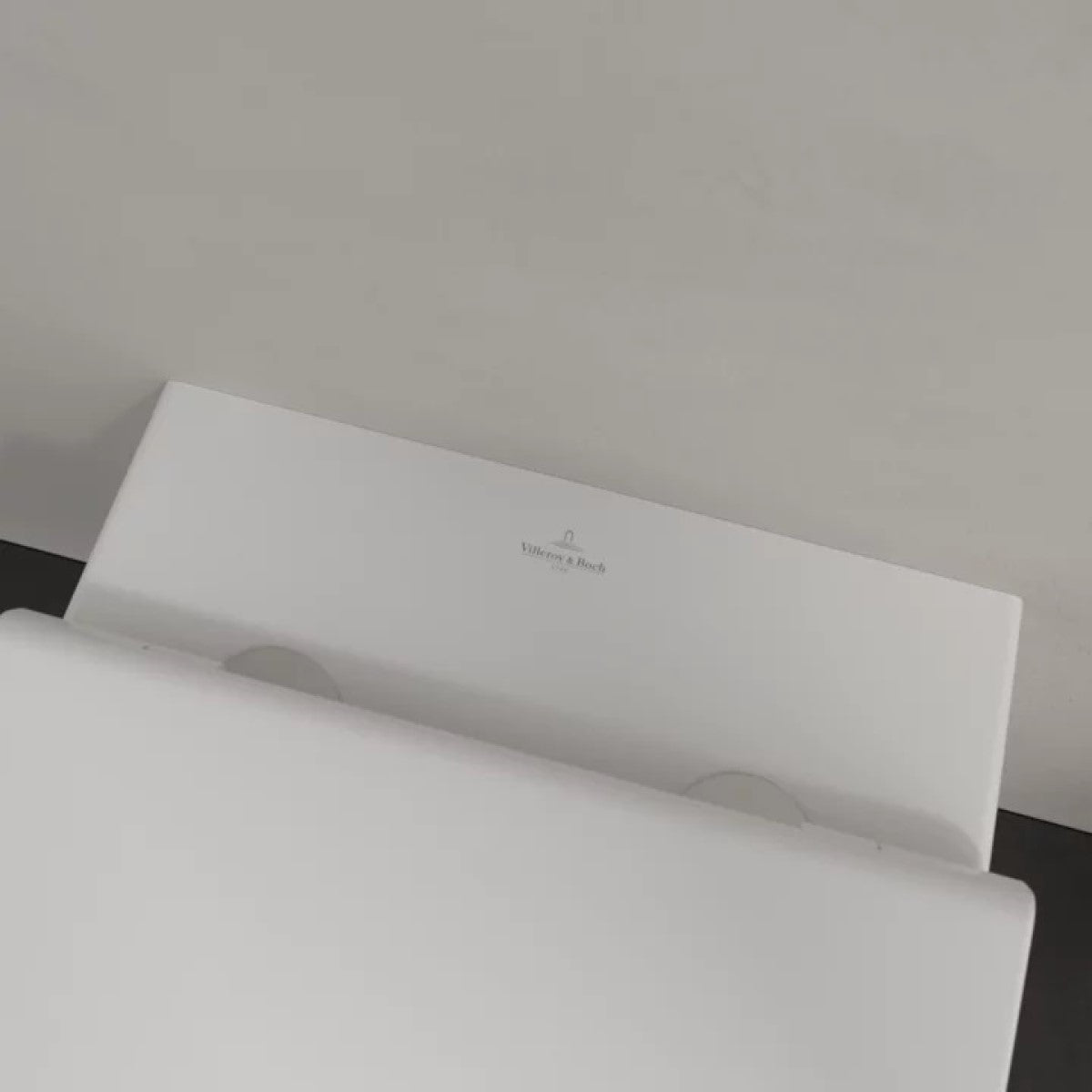 4670T9R1 Villeroy & Boch Universo Combi-Pack CeramicPlus TwistFlush viseča brezrobna WC školjka z WC desko s počasnim zapiranjem