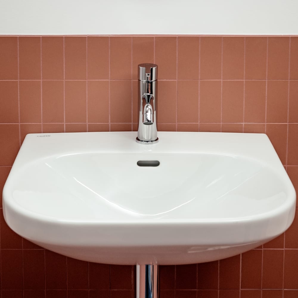 H8110830001041 Laufen Lua 60 x 46 cm stenski keramični umivalnik z odprtino za armaturo