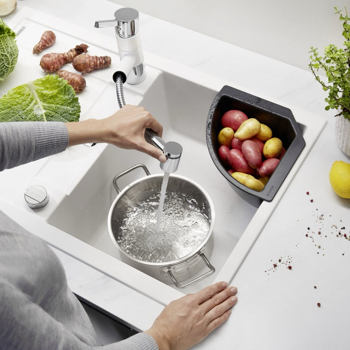 235866 Blanco kotna odcejalna posoda za pomivalno korito